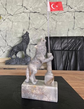 Bayrak tutan mermer bozkurt heykeli