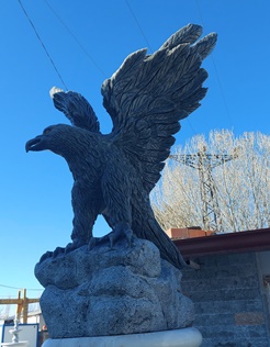 MERMER KARA KARTAL HEYKELİ