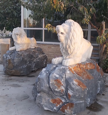 Mermer Yatan Aslan Heykeli