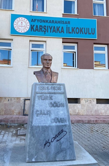 Mermer Atatürk büstü (platforum)